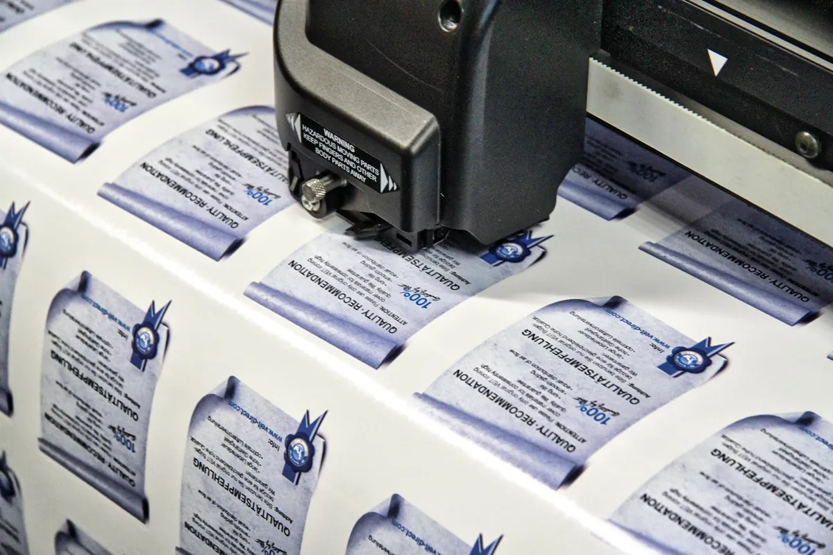 Plotter schneidet bedruckte Produktetiketten mit geschwungener Kontur
